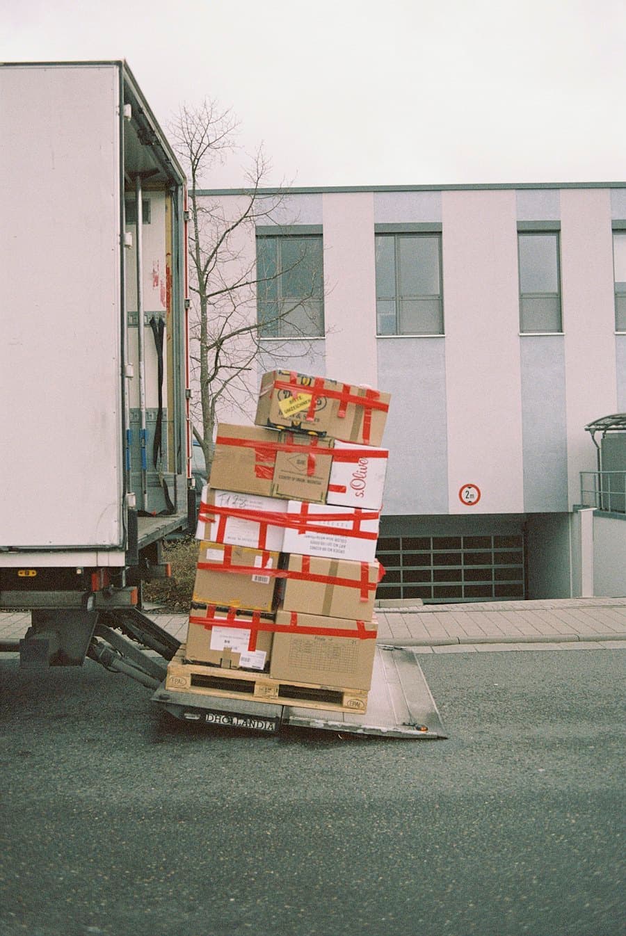 Cartons déchargés d'un camion par le hayon
