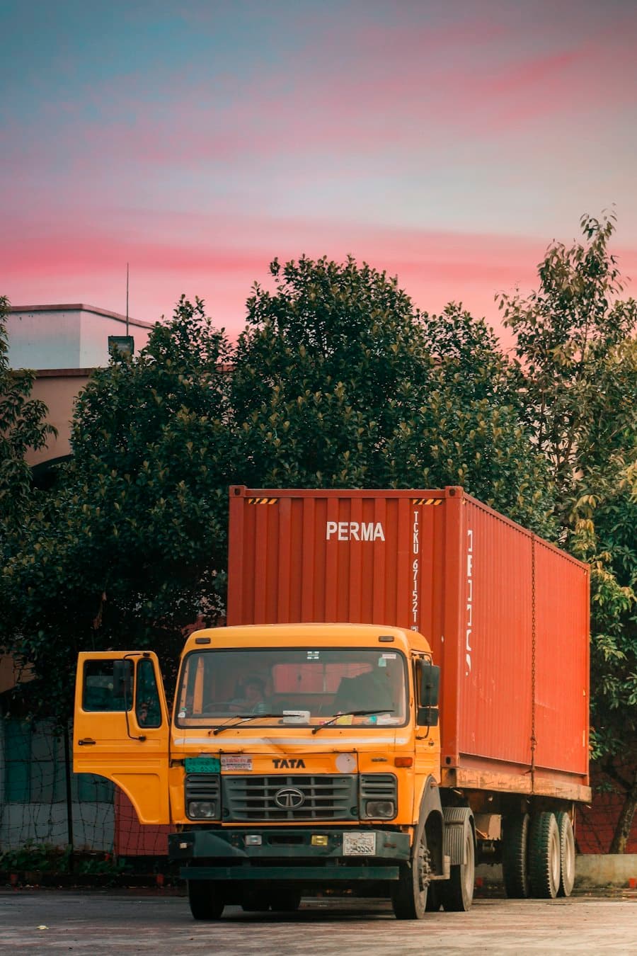 Camion porte-conteneur chargé de marchandises